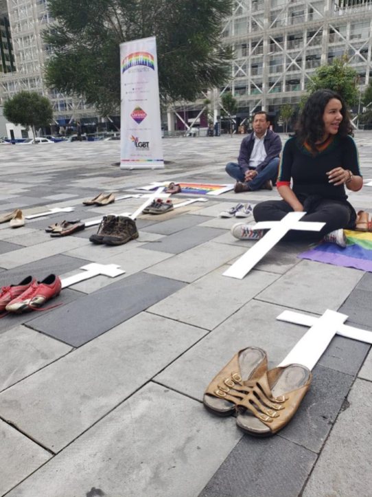 Iniciativa Zapatos diversos por asesinatos LGBT ecuador Asociación Silueta X Federación ecuatoriana Diane Rodriguez cruz muertos (1)